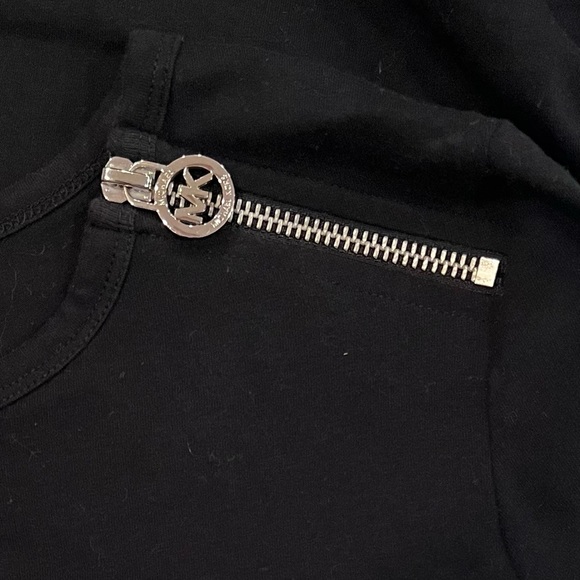 Michael Kors Black Ruched Side Zip Shoulder Short Sleeve Shirt Womens Small EUC - Picture 4 of 7